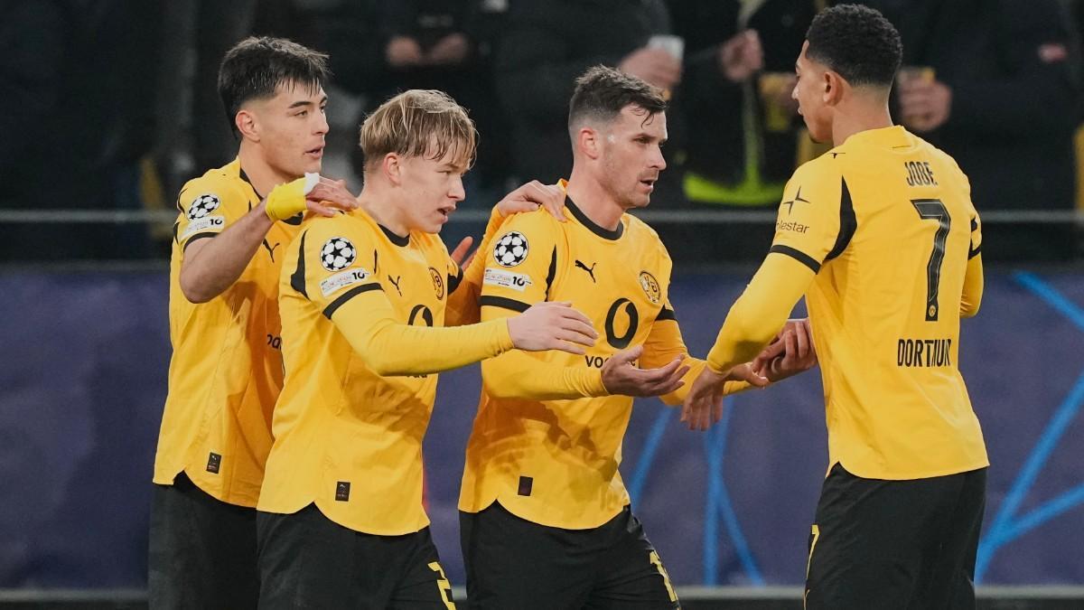 Dortmund's Daniel Svensson, 2nd left, celebrates with team mates after scoring his side's fourth goal during the Champions League opening phase soccer match between Borussia Dortmund and FC Villareal in Dortmund, Germany, Tuesday, Nov. 25, 2025. (AP Photo/Martin Meissner)