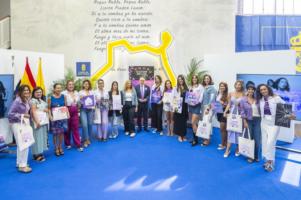 Todas las personas asistentes a la presentación de 'Respuesta violeta'.