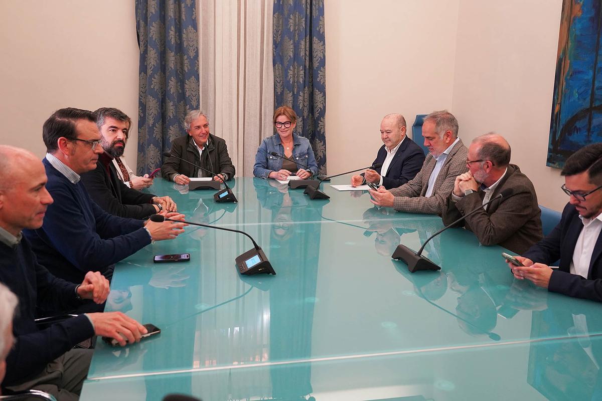 El Palacio Provincial acoge una reunión de ambas administraciones y los ayuntamientos implicados para abordar esta iniciativa que arrancará con una inversión de 3,5 millones de euros.