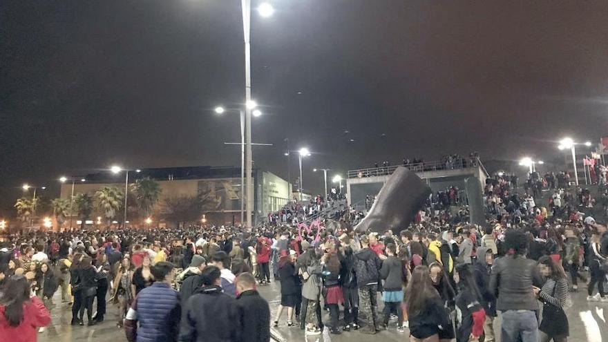 Jóvenes celebrando el &quot;botellón&quot; en la madrugada del pasado sábado en A Laxe. // FdV