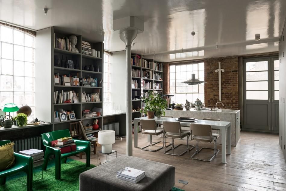 Este almacén reconvertido en vivienda es un gran espacio dividido en tres zonas: cocina, salón y dormitorio.