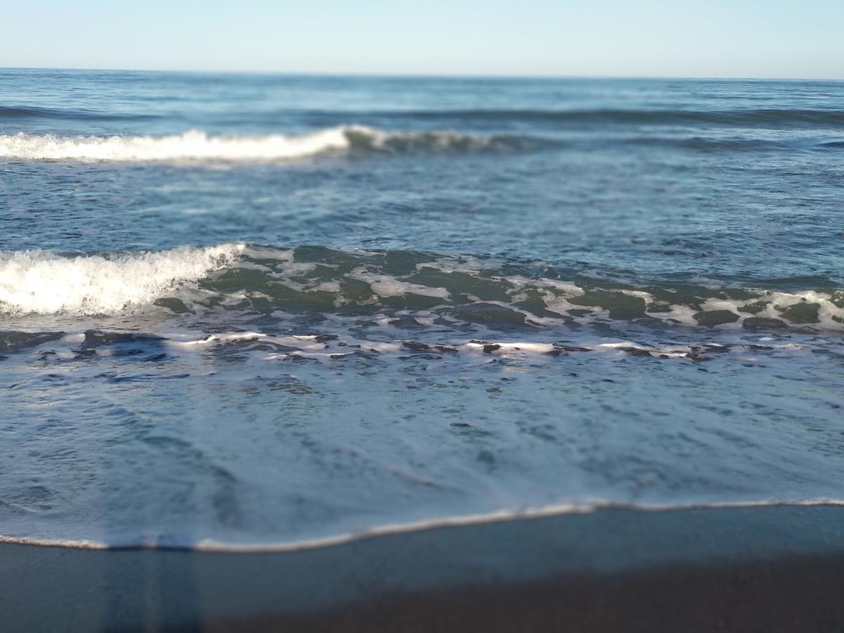 Imagen de la orilla del mar en una playa de Málaga.