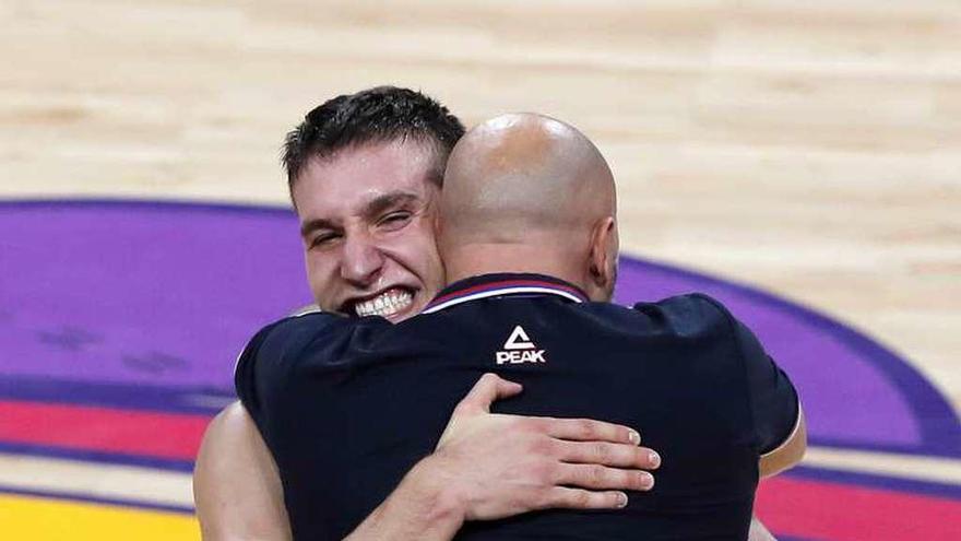 Djordjevic abraza a Bogdanovic. // Juan Carlos Hidalgo