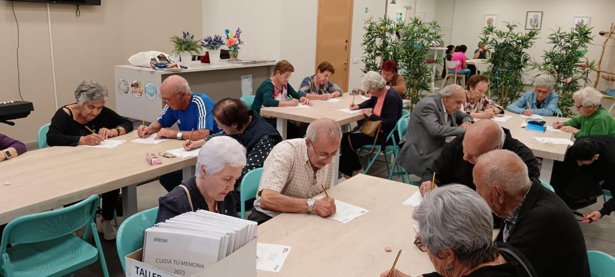 Los mayores, en uno de los talleres del centro sociocultural Peromato.