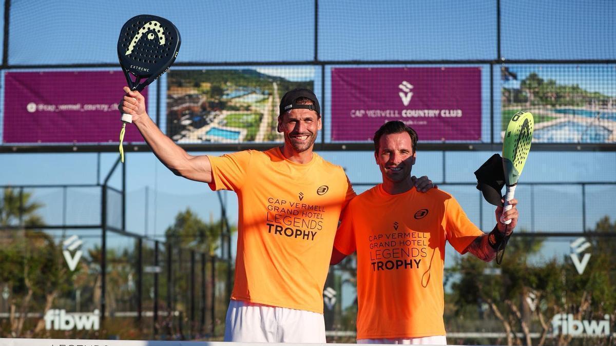 Fernando Llorente y Toño García celebran la victoria del torneo