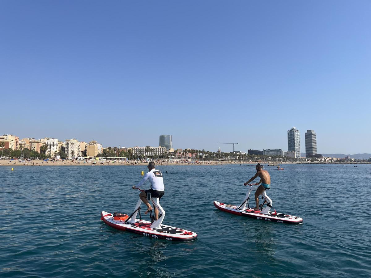 Bikesurf, las nuevas bicis acuáticas  surfean en la playa de la Barceloneta