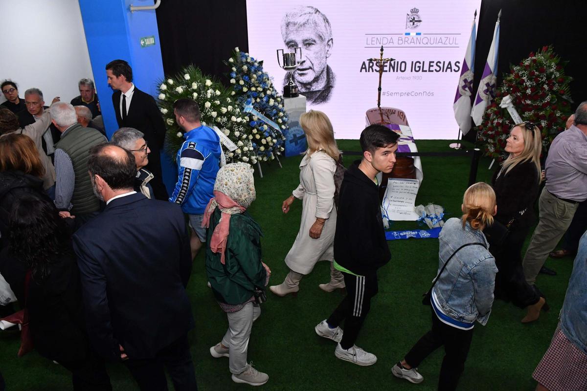 Colas a las puertas de Riazor para velar a Arsenio Iglesias