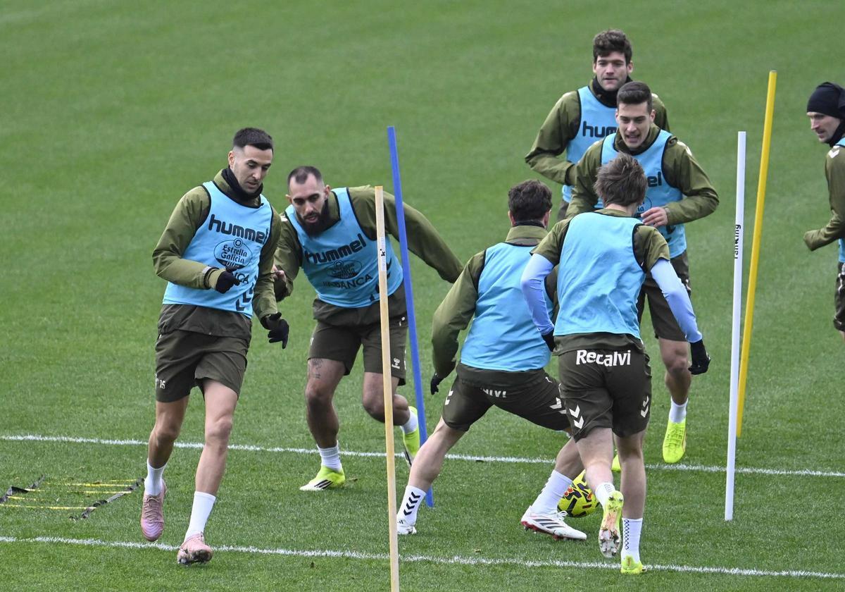 Matías Vecino, a la izquierda, durante un reciente entrenamiento del Celta en Afouteza.