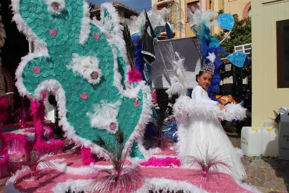 Las familias y los niños disfrazados toman las calles del centro de Málaga el primer domingo de Carnaval.