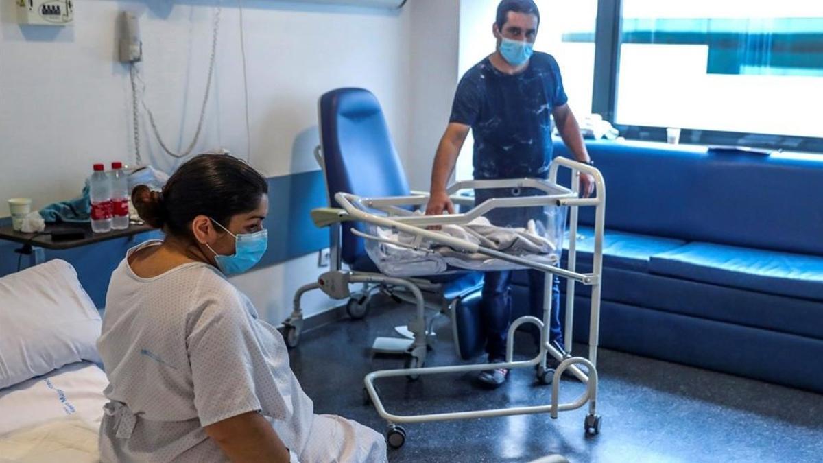 Una mujer y su pareja tras el parto, en el Hospital Puerta de Hierro de Majadahonda (Madrid).