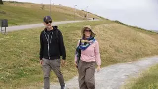 El azote del calor obliga a activar el refuerzo de riego en varias zonas verdes de Gijón como el Solarón o el Cerro: "Están muy cuidadas"