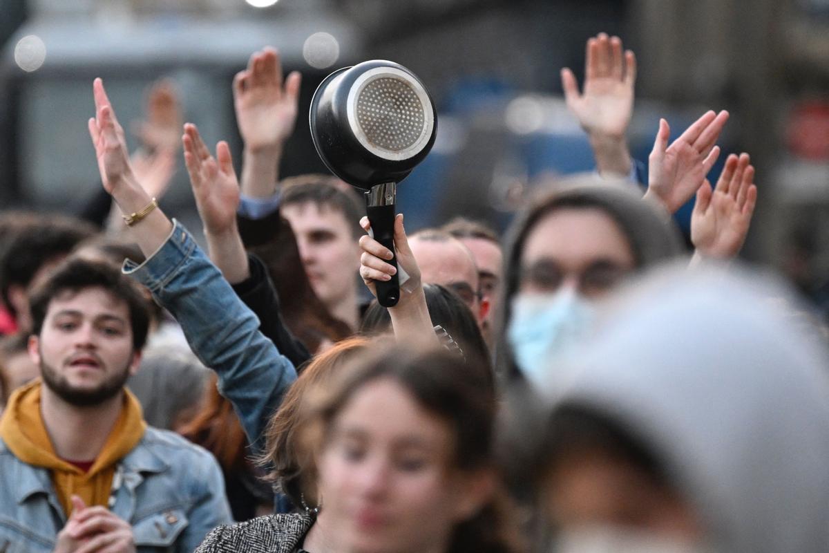 Nueva jornada de protestas en Francia contra la reforma de las pensiones. En un discurso televisado desde el Elíseo marca los grandes retos en lo que le queda de mandato y trata de pasar página.