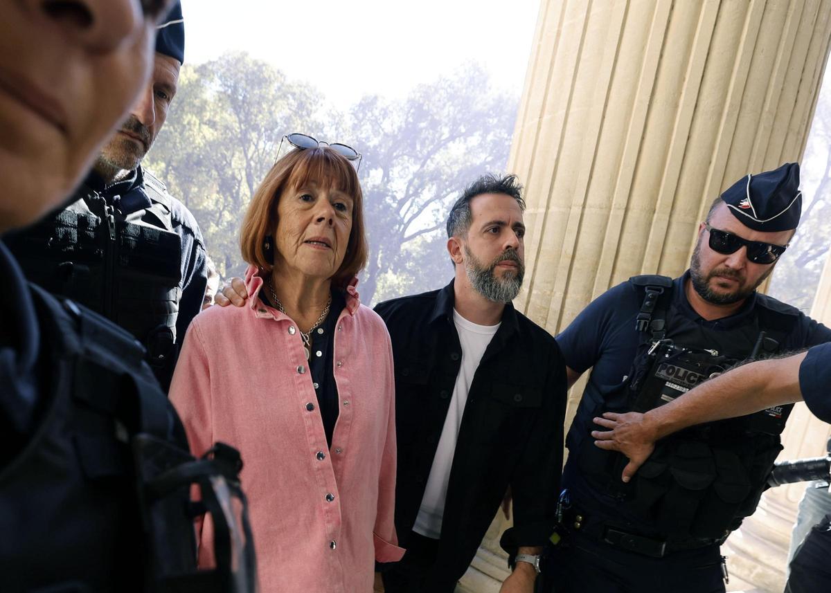 Un exregidor ‘tory’, acusat de violar la seva dona amb cinc homes més