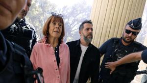 Un exregidor ‘tory’, acusat de violar la seva dona amb cinc homes més