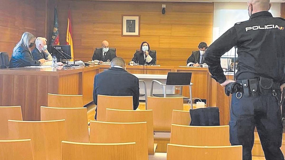 Imagen del condenado, cabizbajo, en el banquillo de los acusados de la Audiencia Provincial.