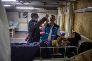 Supervivientes del terremoto descansan en un ferry convertido en un centro de salud improvisado en Iskenderun, provincia de Hatay, Turquía.