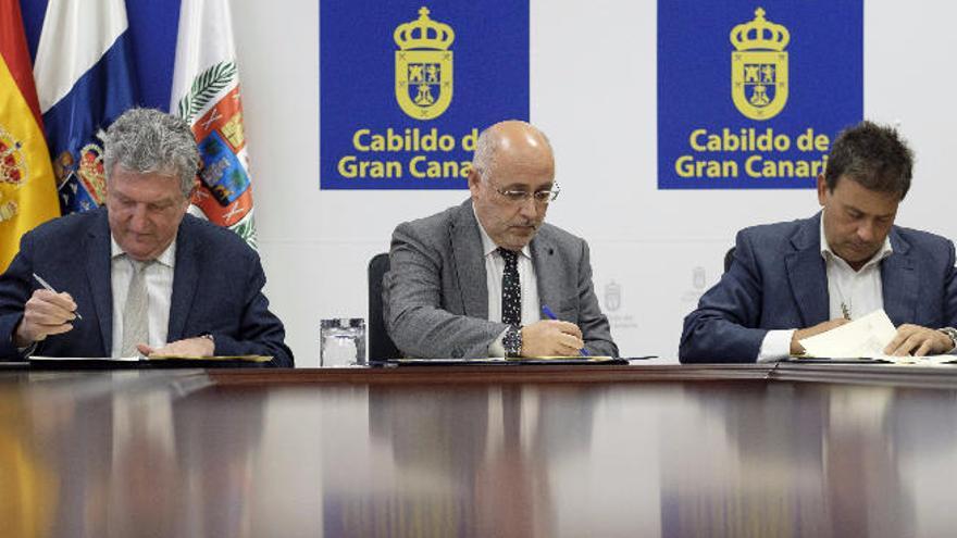 Pedro Quevedo, Antonio Morales y Luis Ibarra, ayer, durante la firma del convenio en la sede del Cabildo insular.