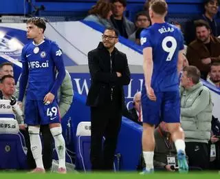 Fracaso absoluto del Chelsea de Rosenior: ¡hasta el peluquero de Cucurella filtra las alineaciones!