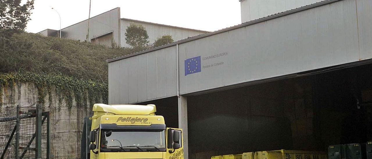 Un camión se dispone a salir de la empacadora de Ribadumia. | // NOÉ PARGA