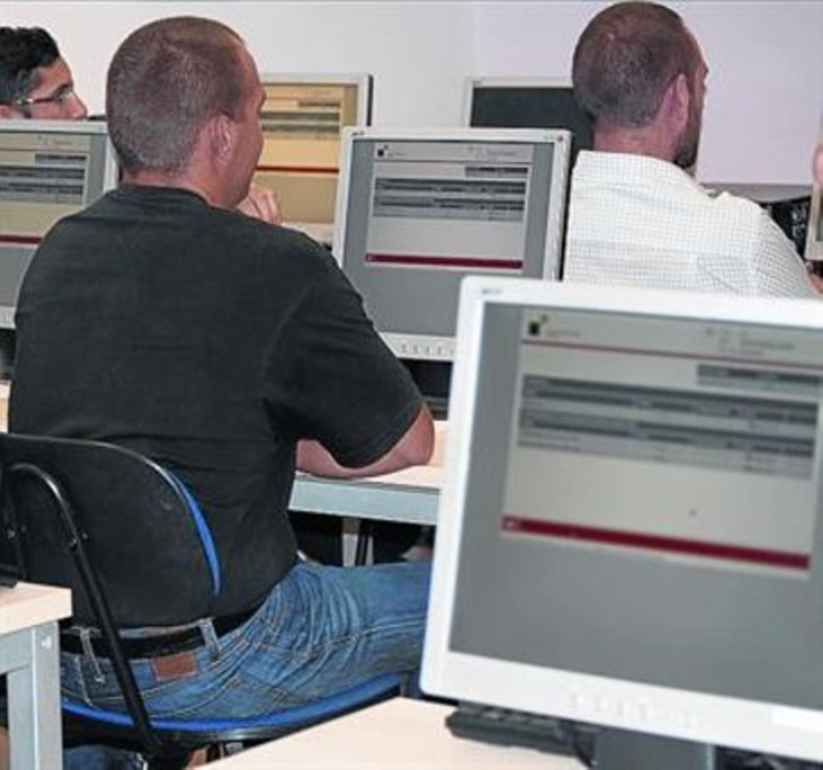 Examen d’aspirants a taxista a les aules de Gesem.