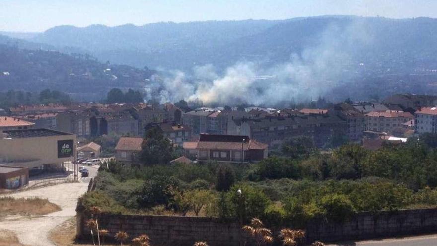 Incendio declarado ayer en Peliquín, cerca de la ciudad de Ourense. // Brais Lorenzo