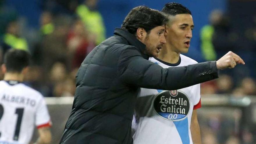 Víctor Sánchez da instrucciones a Fayçal ayer en el Vicente Calderón.