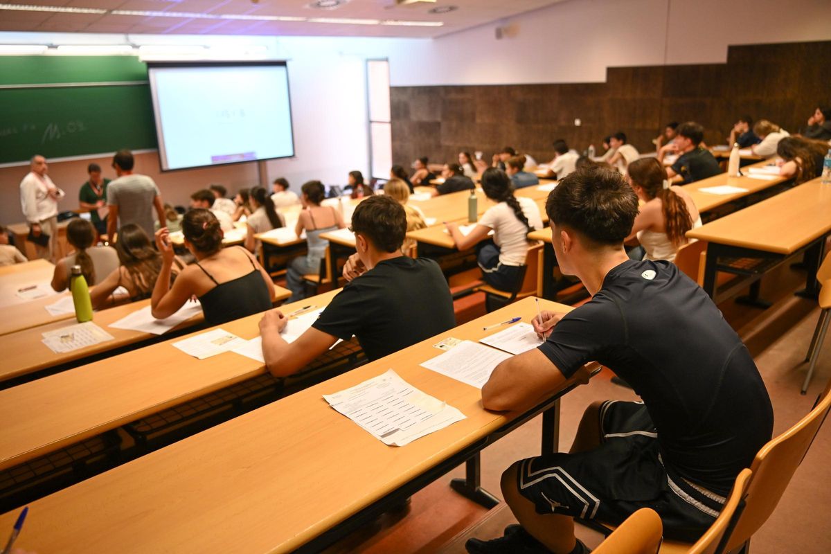 Alumnos haciendo la Selectividad en la UMH