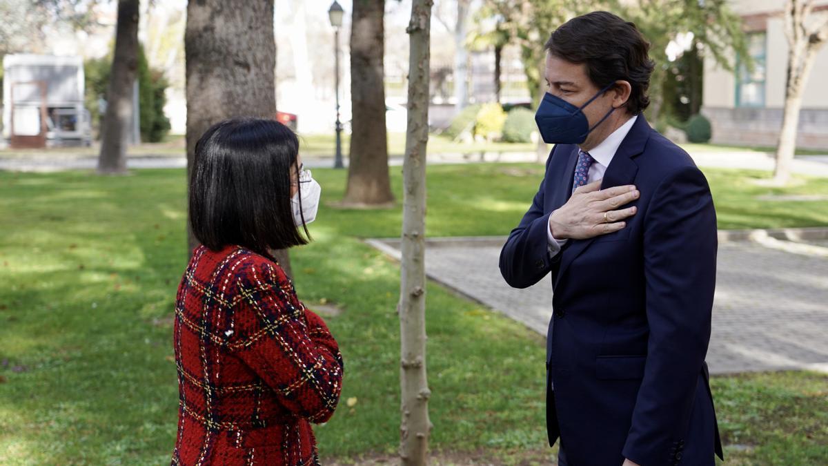 Fernández Mañueco saluda a la ministra de Política Territorial, Carolina Darias, durante la reunión que mantuvieron hoy en Valladolid.