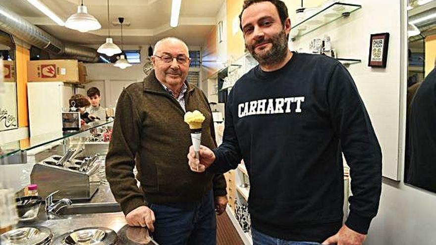 Daniel Reboredo, junto a su padre, fundador de la heladería Colón, ayer.