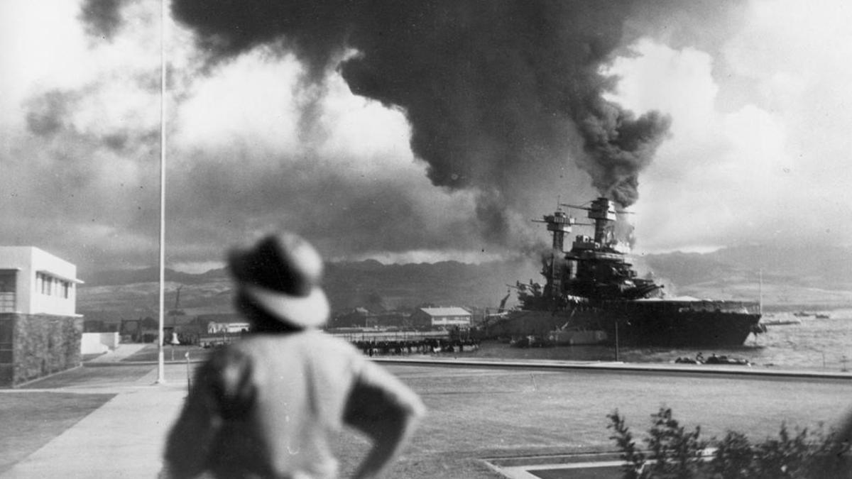 Barcos de EEUU en llamas durante el ataque sorpresa a Pearl Harbor, en 1941.
