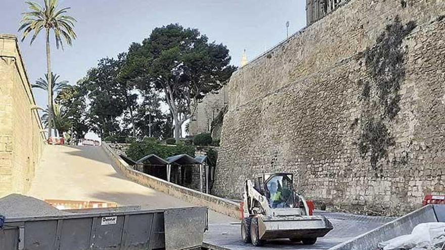 Operarios y maquinaria en el recinto de ses Voltes cambiando el sistema de alumbrado.