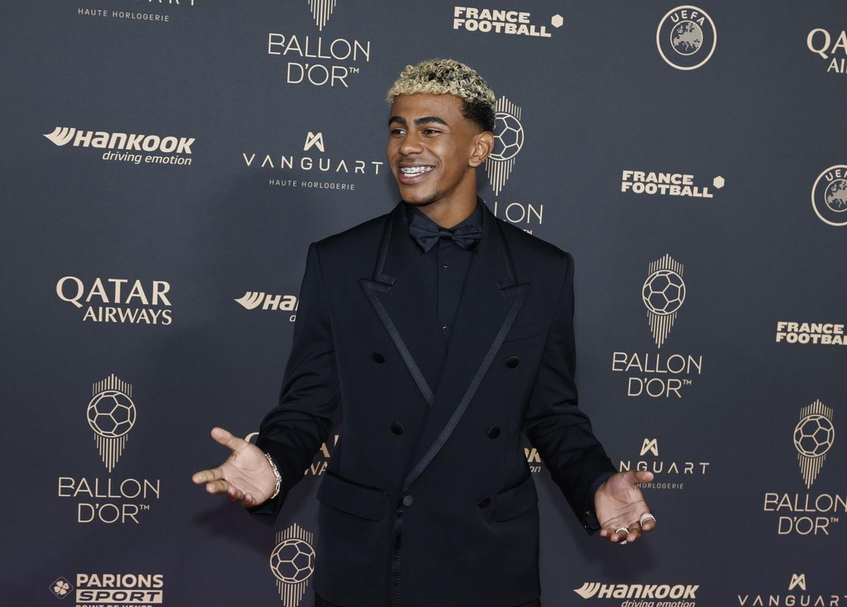 El futbolista del F.C. Barcelona Lamine Yamal, a su llegada este lunes para la ceremonia de entrega del Balón de Oro 2025 en el Theatre du Chatelet de París. EFE/ Mohammed Badra. (Barcelona)