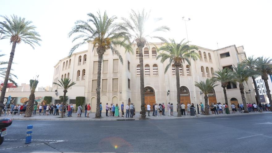 Colas en las taquillas de la Plaza de Toros de Alicante para conseguir una entrada para la Feria de Hogueras