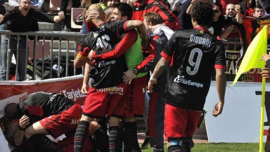 Los jugadores del Mallorca celebran el segundo gol en Granada. // Miguel Ángel Molina
