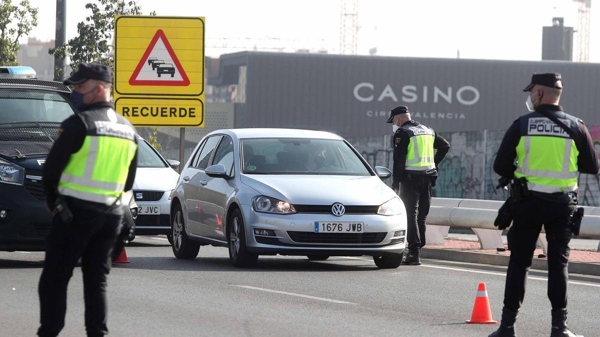 Controles policiales por el cierre perimetral en València-