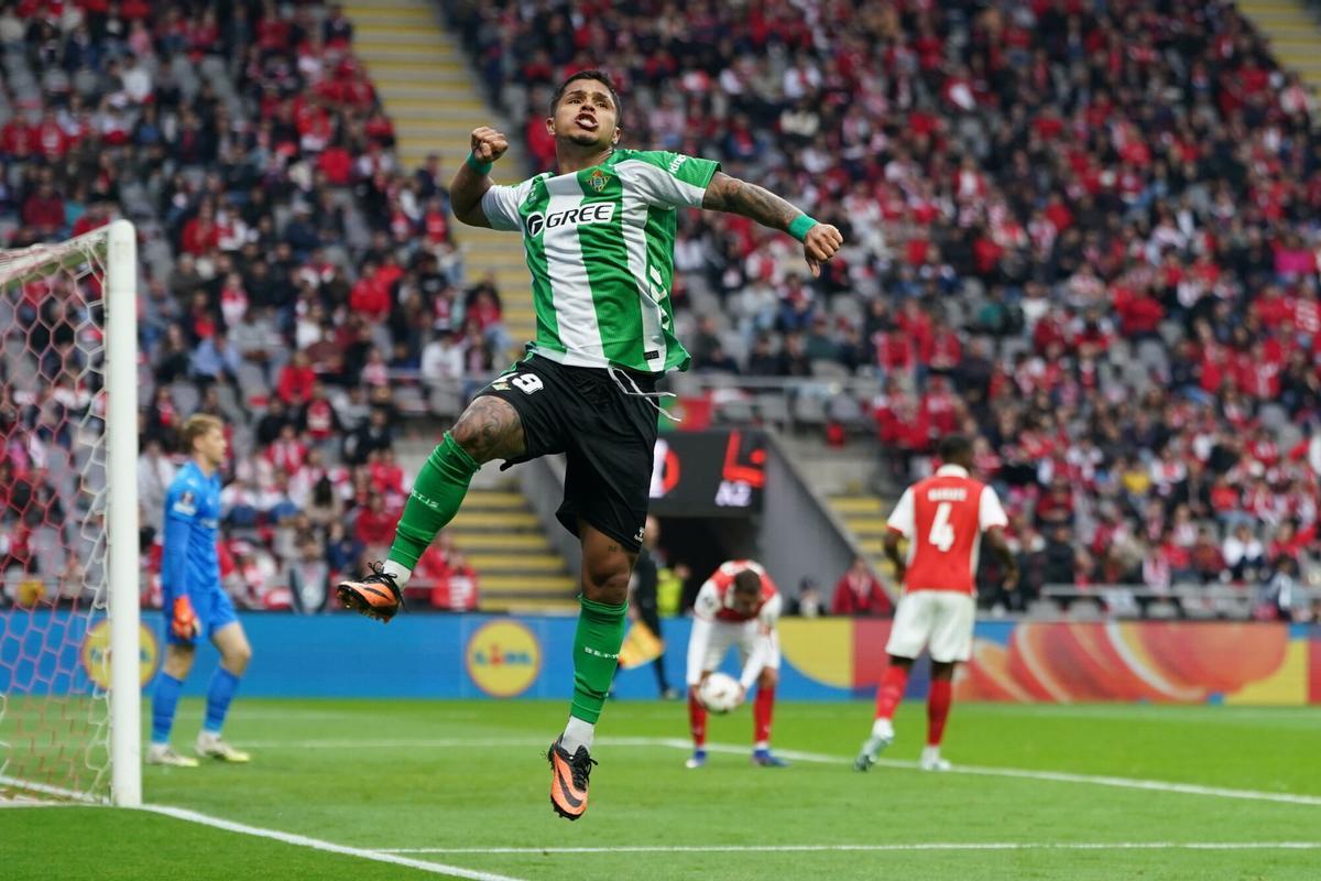 Cucho Hernández celebra su gol de penalti en el Braga-Betis en el Municipal de Braga de ida de cuartos de Europa League / HUGO DELGADO / EFE
