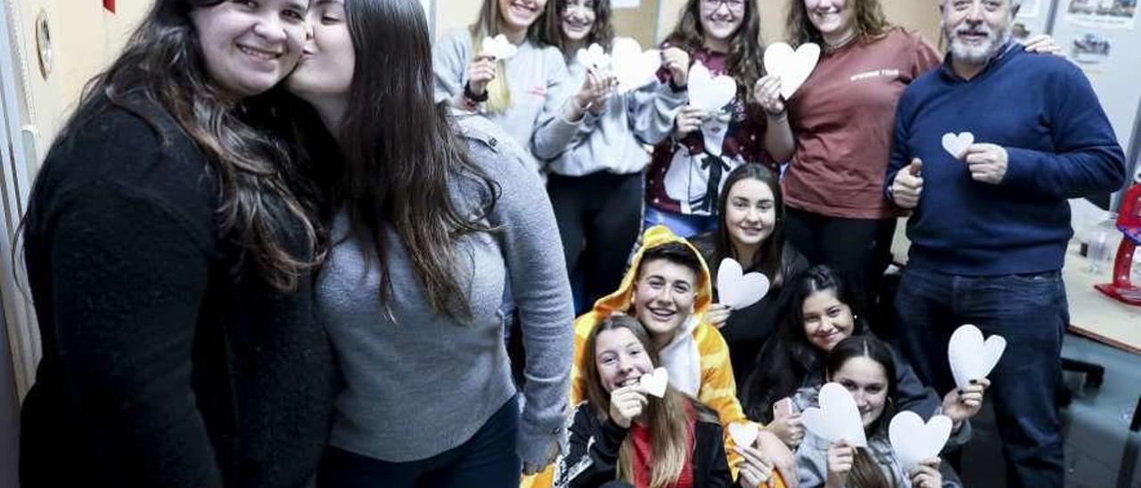 A la izquierda, Marta Acedo y Rebeca Lago, junto a algunos compañeros de la charanga &quot;Los Tardones&quot;.