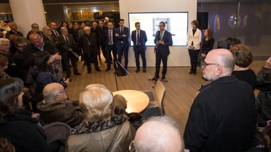 Moment de la inauguració de la reforma de l&#039;oficina.