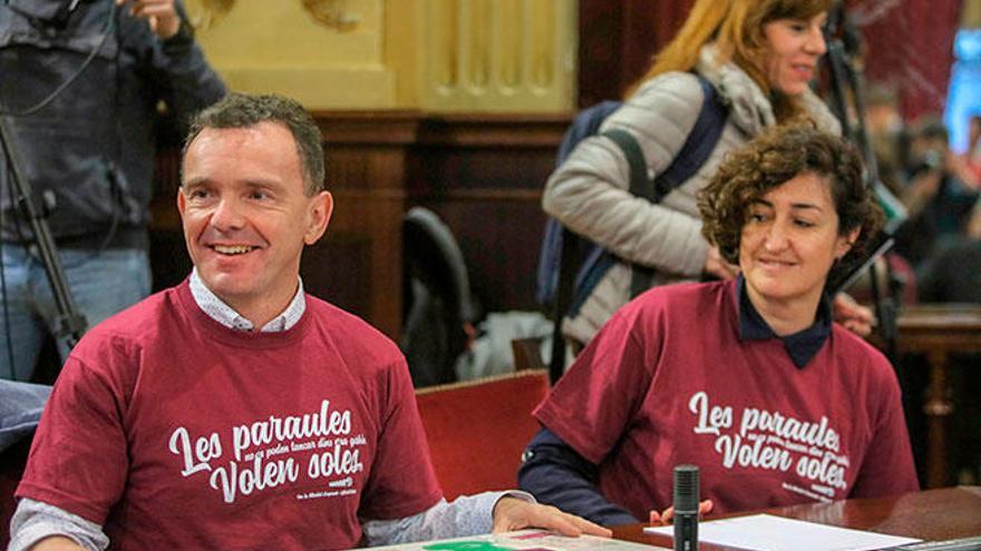 Diputados de Podemos han acudido al pleno con camisetas en apoyo a Valtonyc