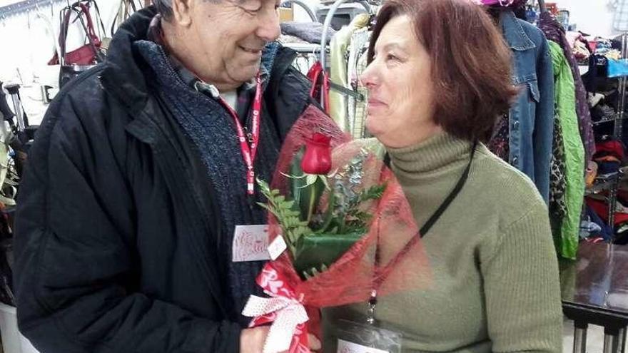 José, uno de los voluntarios, regaló una rosa roja a su mujer. // FdV