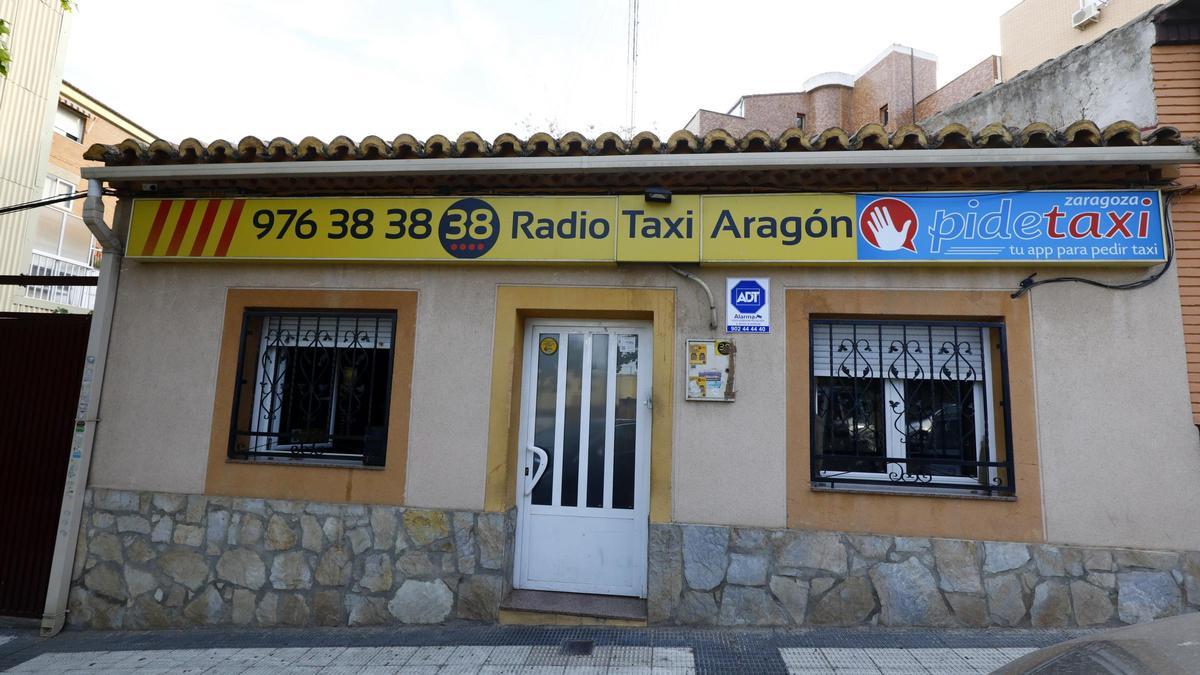 Fachada de la sede de Radio Taxi Aragón, en Zaragoza.