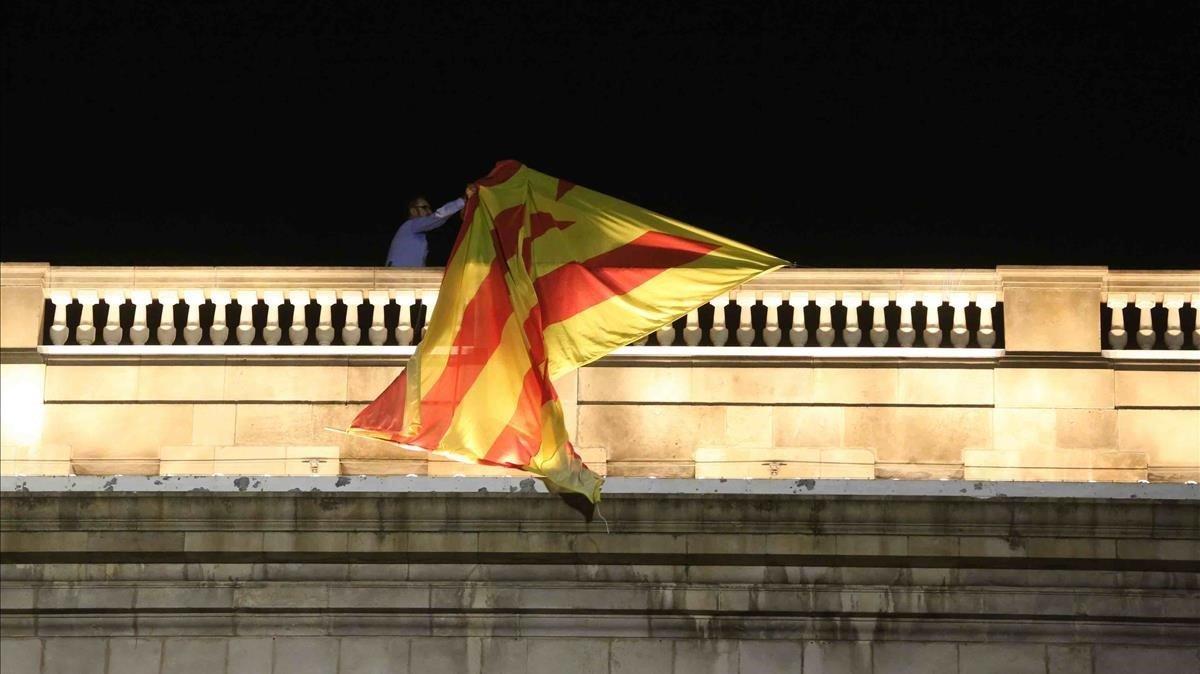 zentauroepp36164820 barcelona 04 11 2016 bandera estelada colgada de la fachada 181111111901