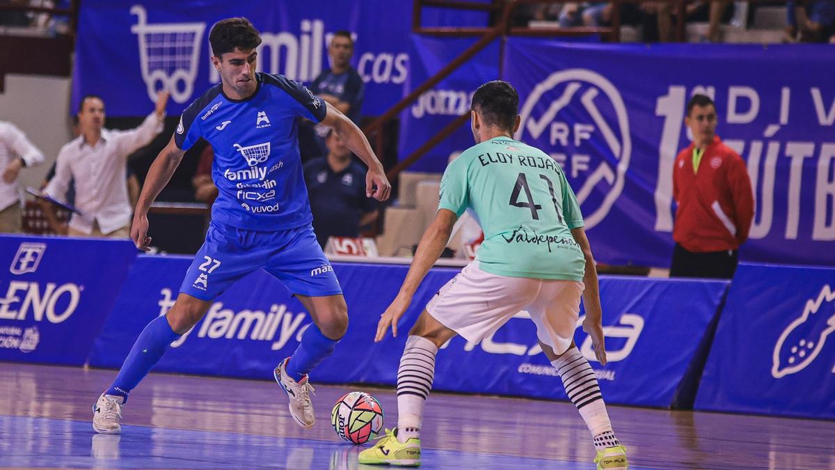 Carlos Gómez encara a Eloy Rojas, en el partido del martes ante el Valdepeñas.