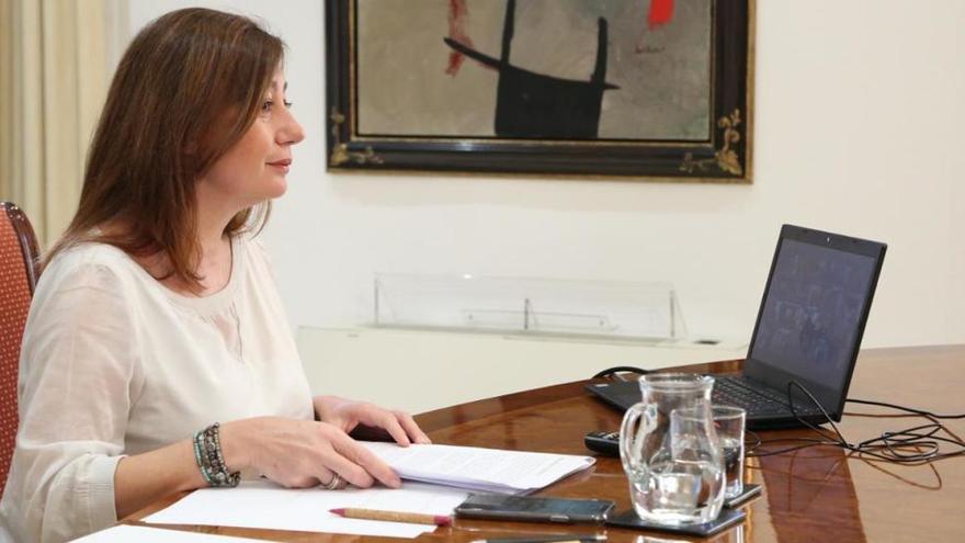 La presidenta Armengol durante la cuarta conferencia con Sánchez y los presidentes autonómicos este domingo. CAIB