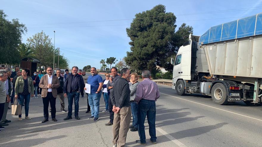 Reclaman pasos de peatones y reductores de velocidad en la carretera de Pulpí en Lorca