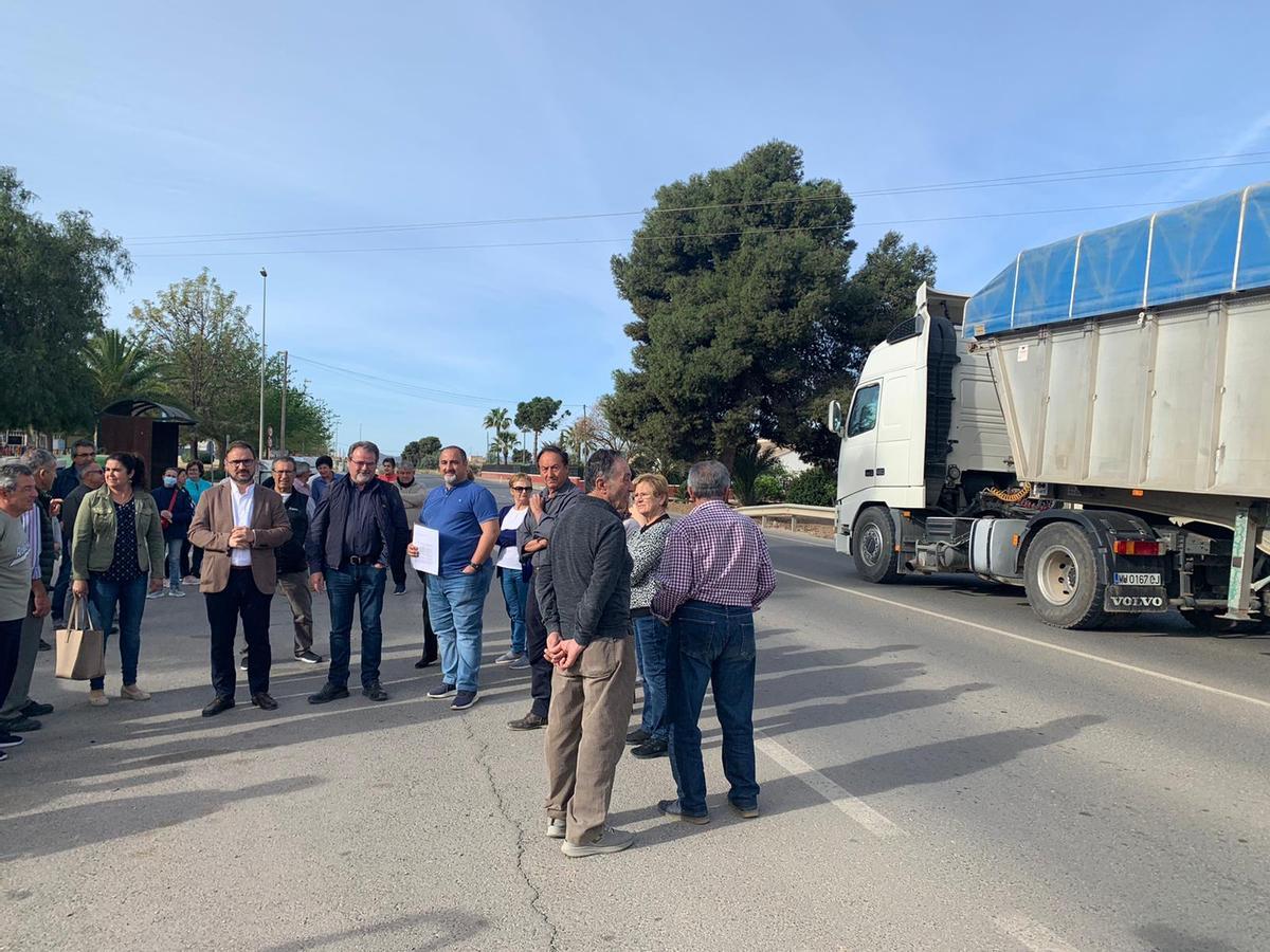 El alcalde junto a los vecinos en la carretera de Pulpí.