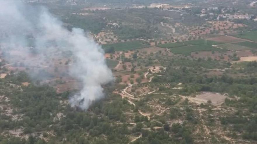 Imagen aérea del incendio de Turís en la tarde de ayer.