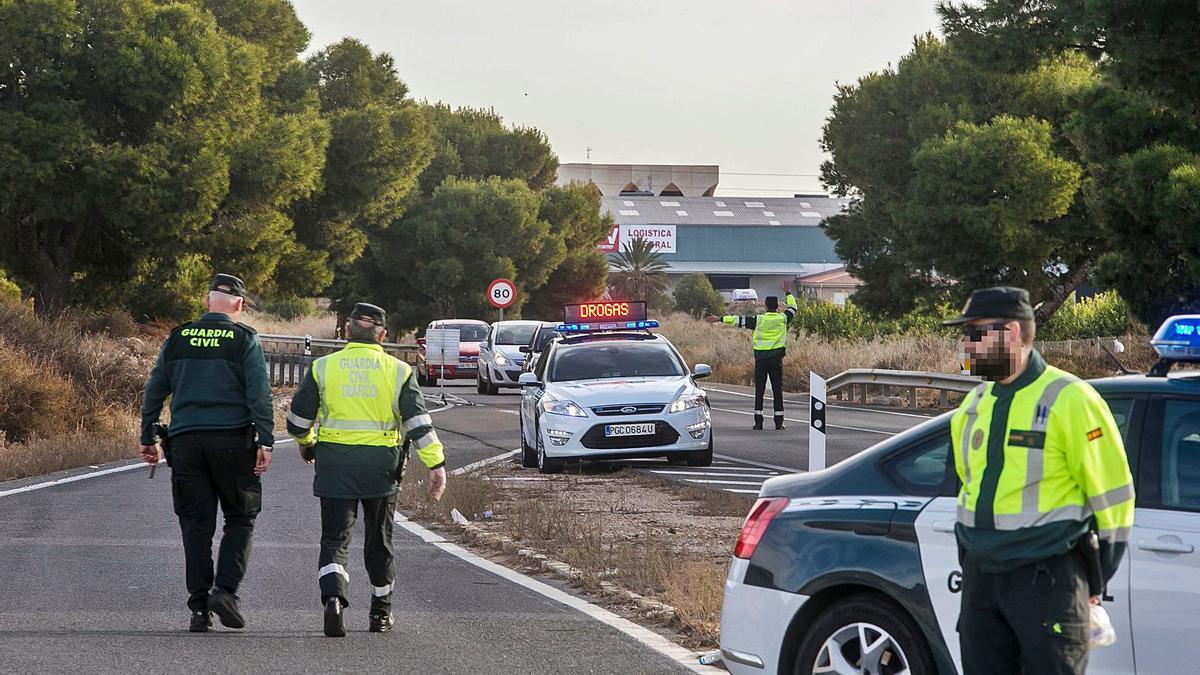 Imagen de archivo de un control de drogas y alcohol realizado por la Guardia Civil de Tráfico en la provincia.