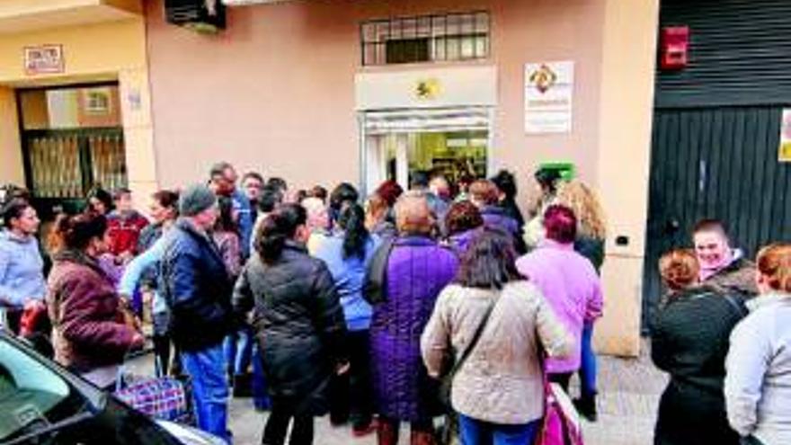 El economato social atenderá además a familias de Cerro de Reyes y San Roque