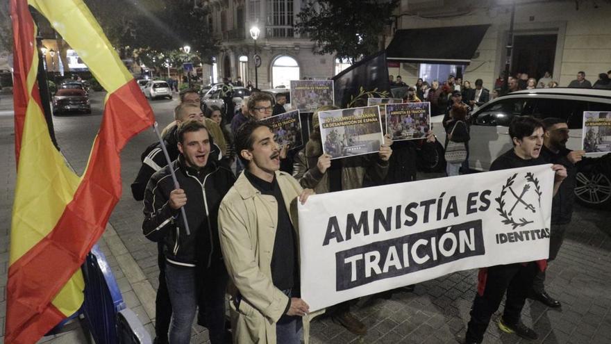 Identitas formó parte de la manifestación frente a Delegación de Gobierno para pedir la dimisión de Sánchez.